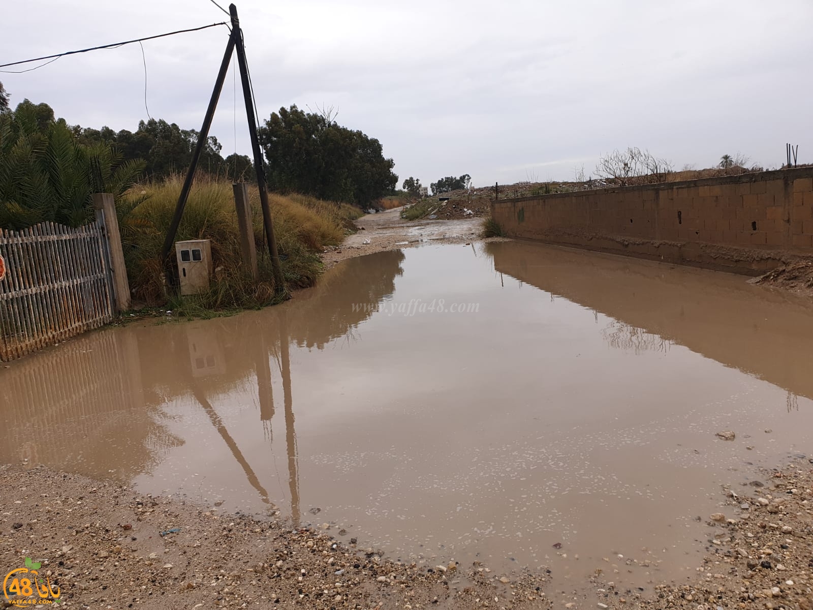 كما هو الحال طيلة عشرات السنين - قرية دهمش تحت حصار مياه الأمطار دون حلول