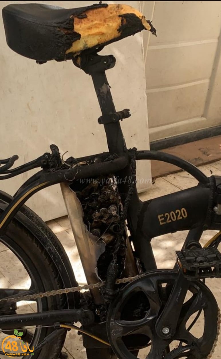 مواطن من يافا يحذّر النيران اشتعلت في الدراجة الكهربائية أثناء الشحن بشكل مفاجئ