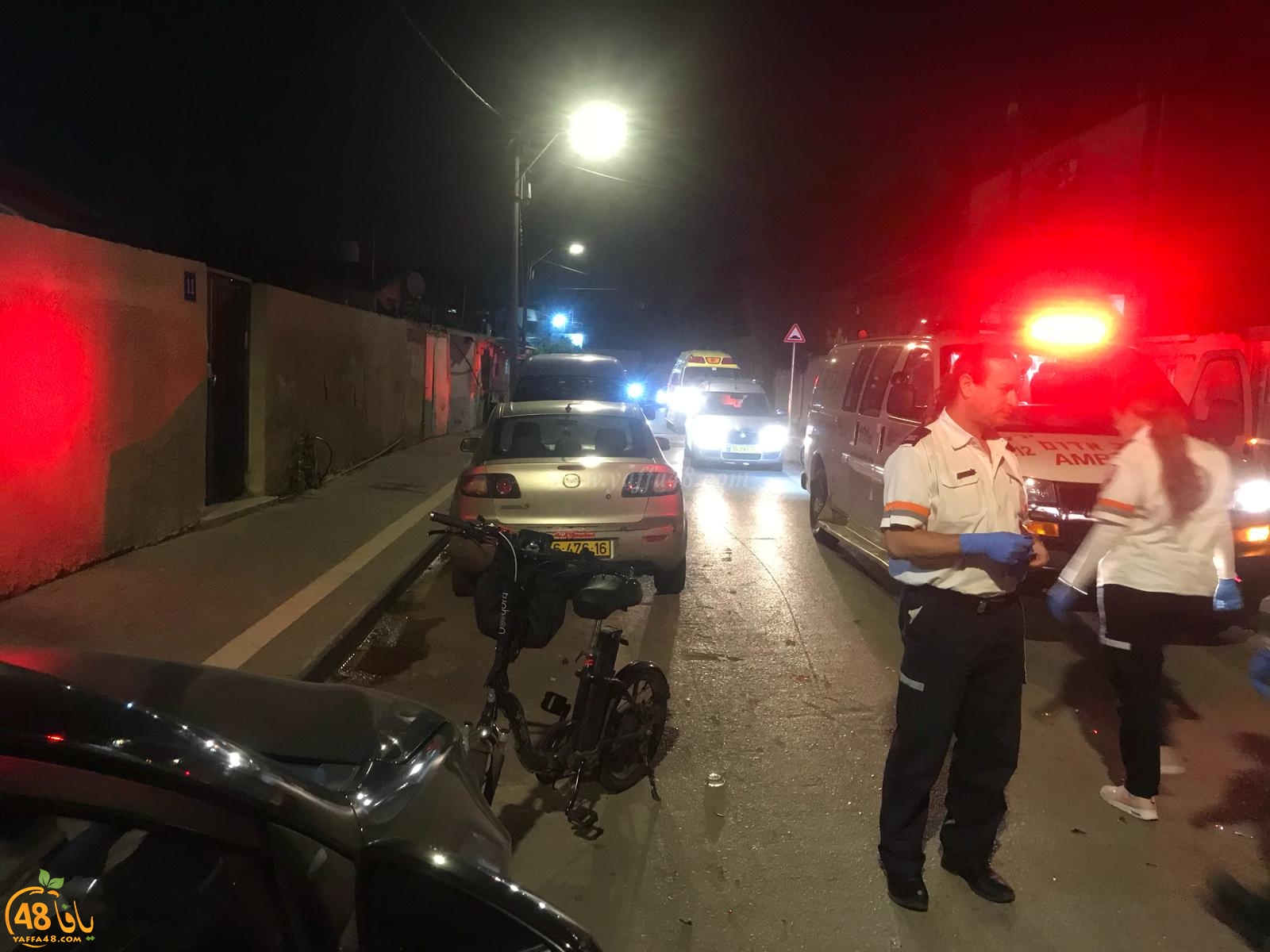 بالصور: إصابة سيدتين بحادث طرق بين مركبتين في حي النزهة بيافا 