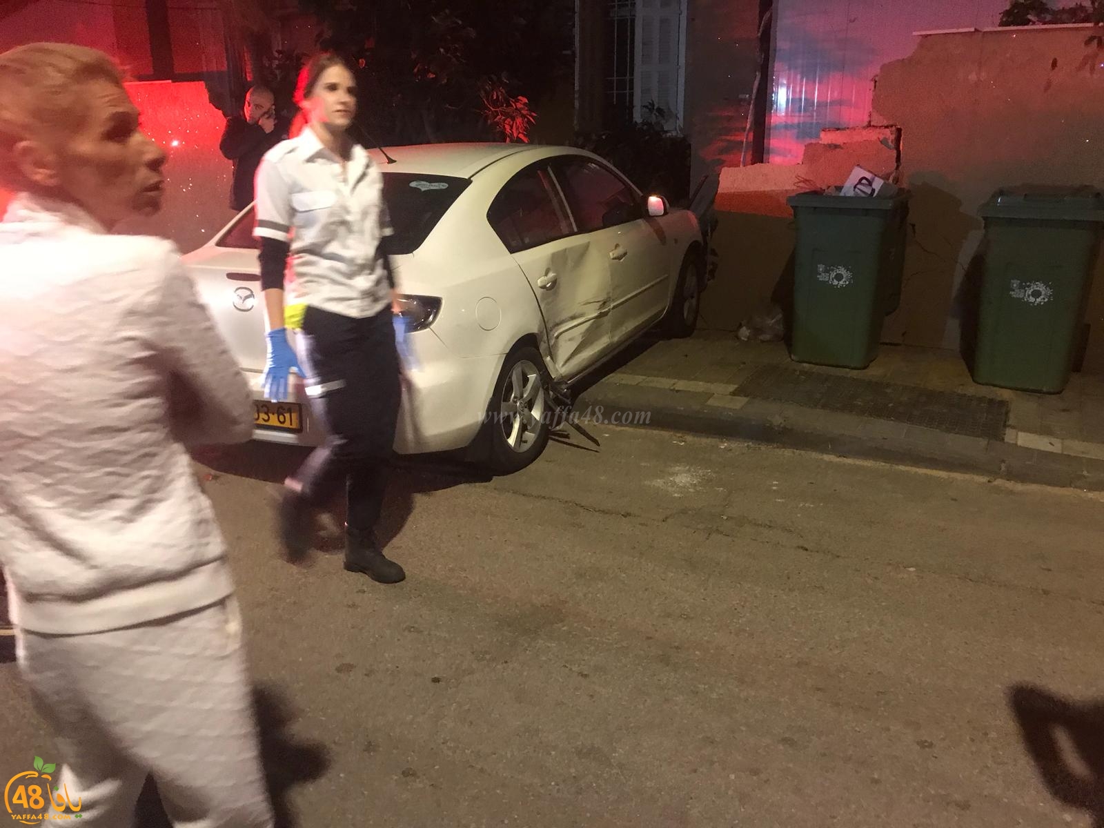 بالصور: إصابة سيدتين بحادث طرق بين مركبتين في حي النزهة بيافا 
