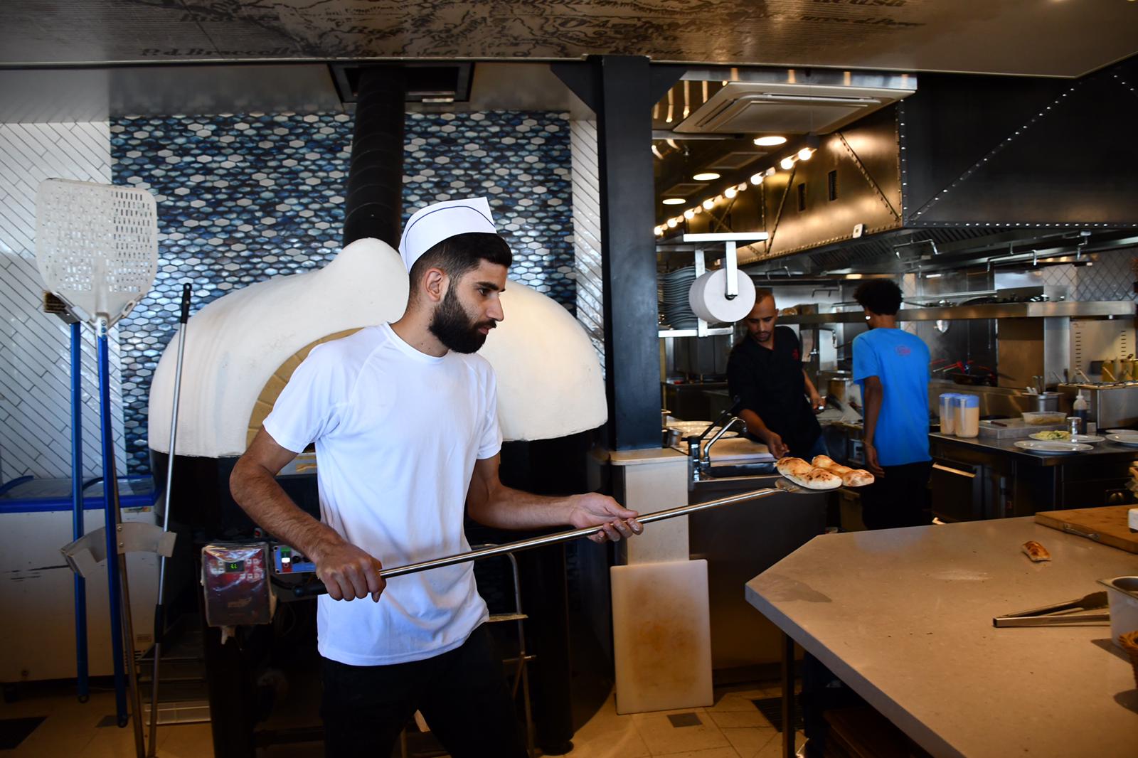 شاهد: مطعم صقلية - وجبة إفطار شهية وجلسة رائعة في ميناء يافا 