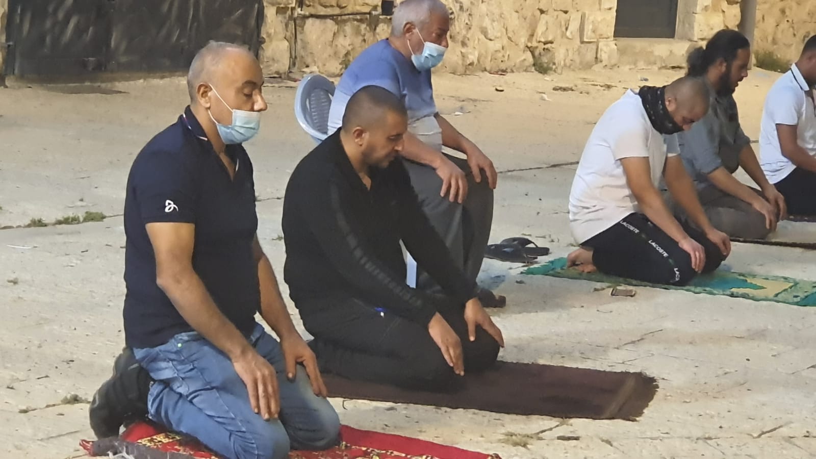 فيديو: صلاة التراويح من امام المسجد العمري في اللد 