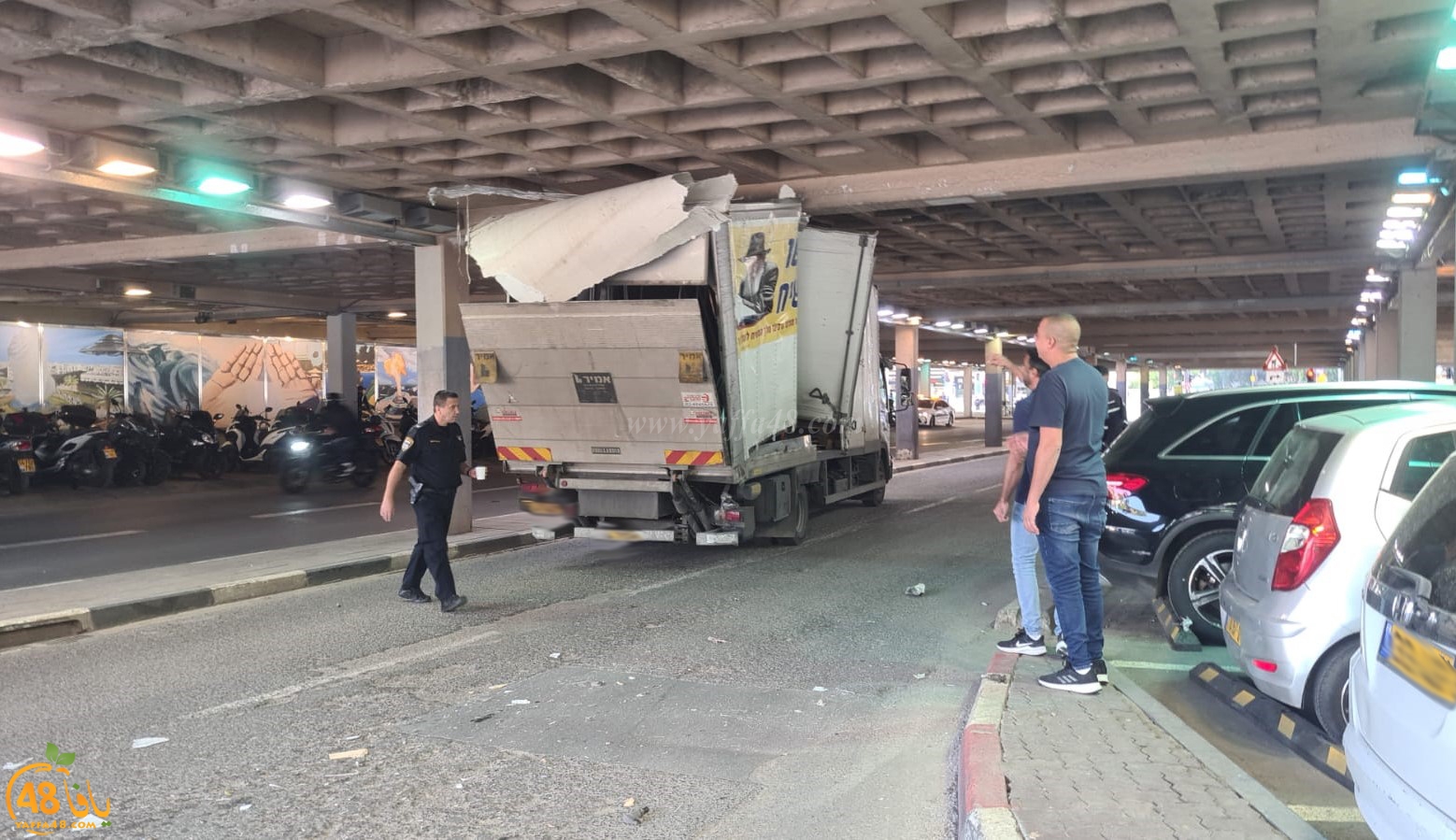  شاحنة تصطدم بأسفل الجسر قرب مبنى بلدية تل ابيب