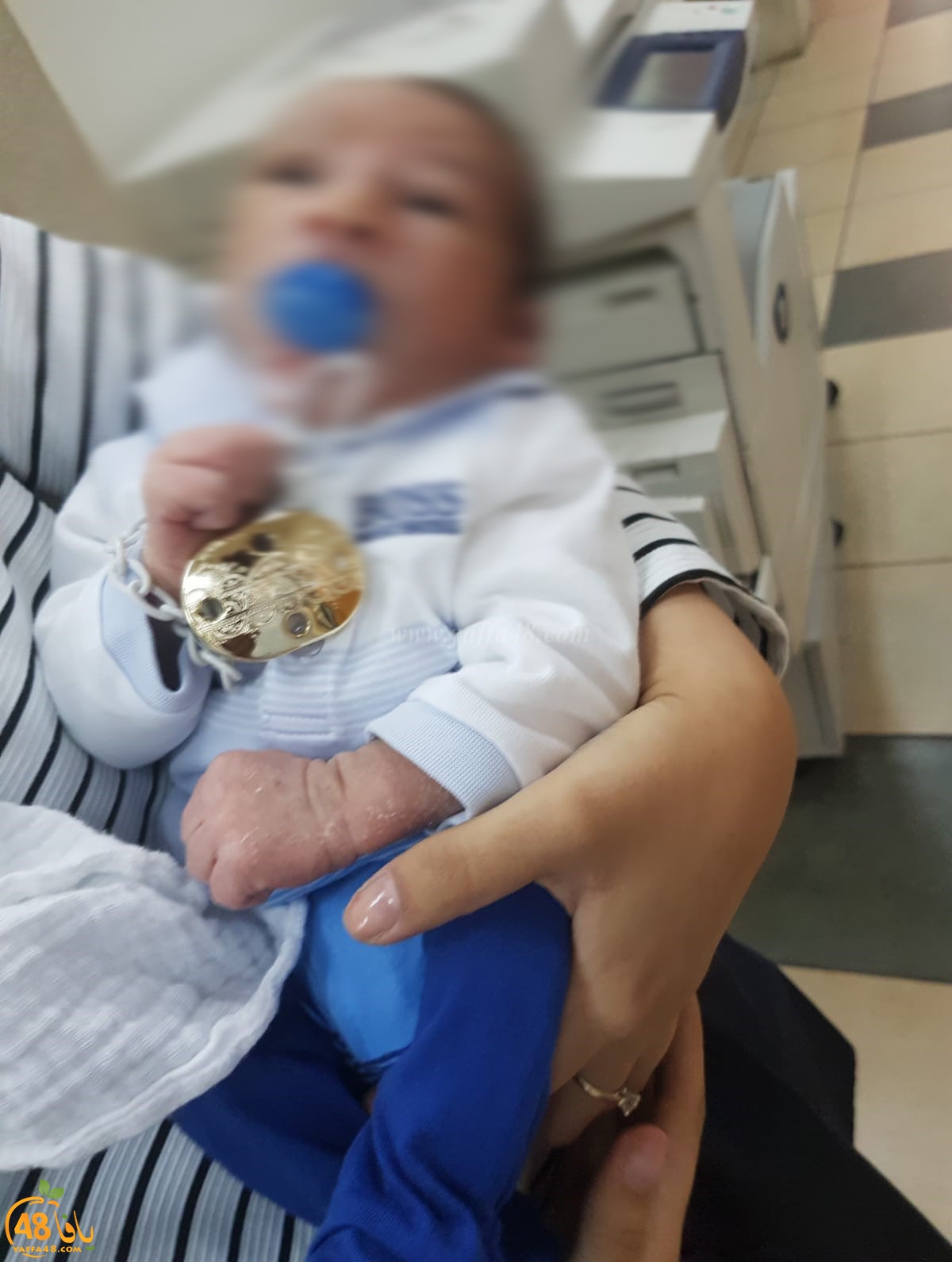  صور: القاضية تسمح لمشتبه من اللد بخطف الطفل كريم باحتضان مولوده الجديد 