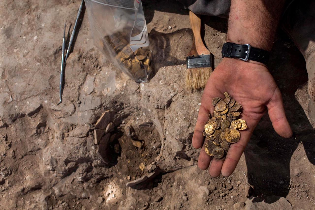 صور: العثور على كنز ذهبي من فترة الخلافة العباسية في يبنا قرب الرملة - قضاء يافا