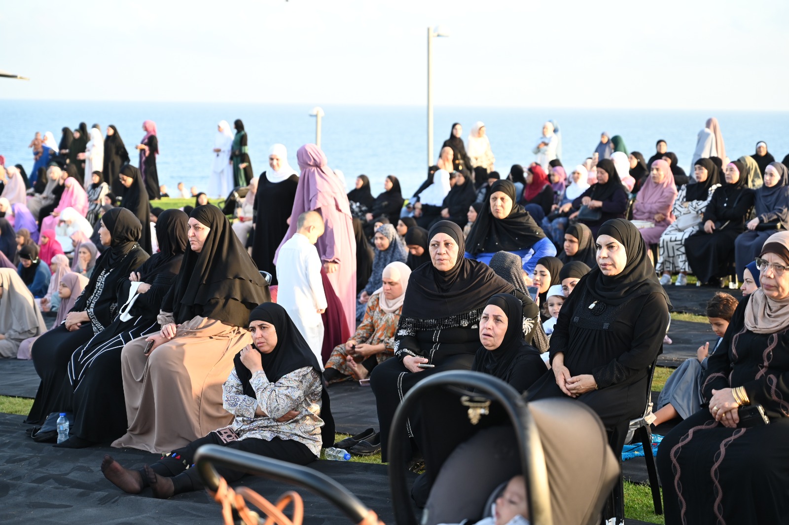 أهالي يافا يؤدون صلاة عيد الأضحى المبارك في متنزه العجمي 