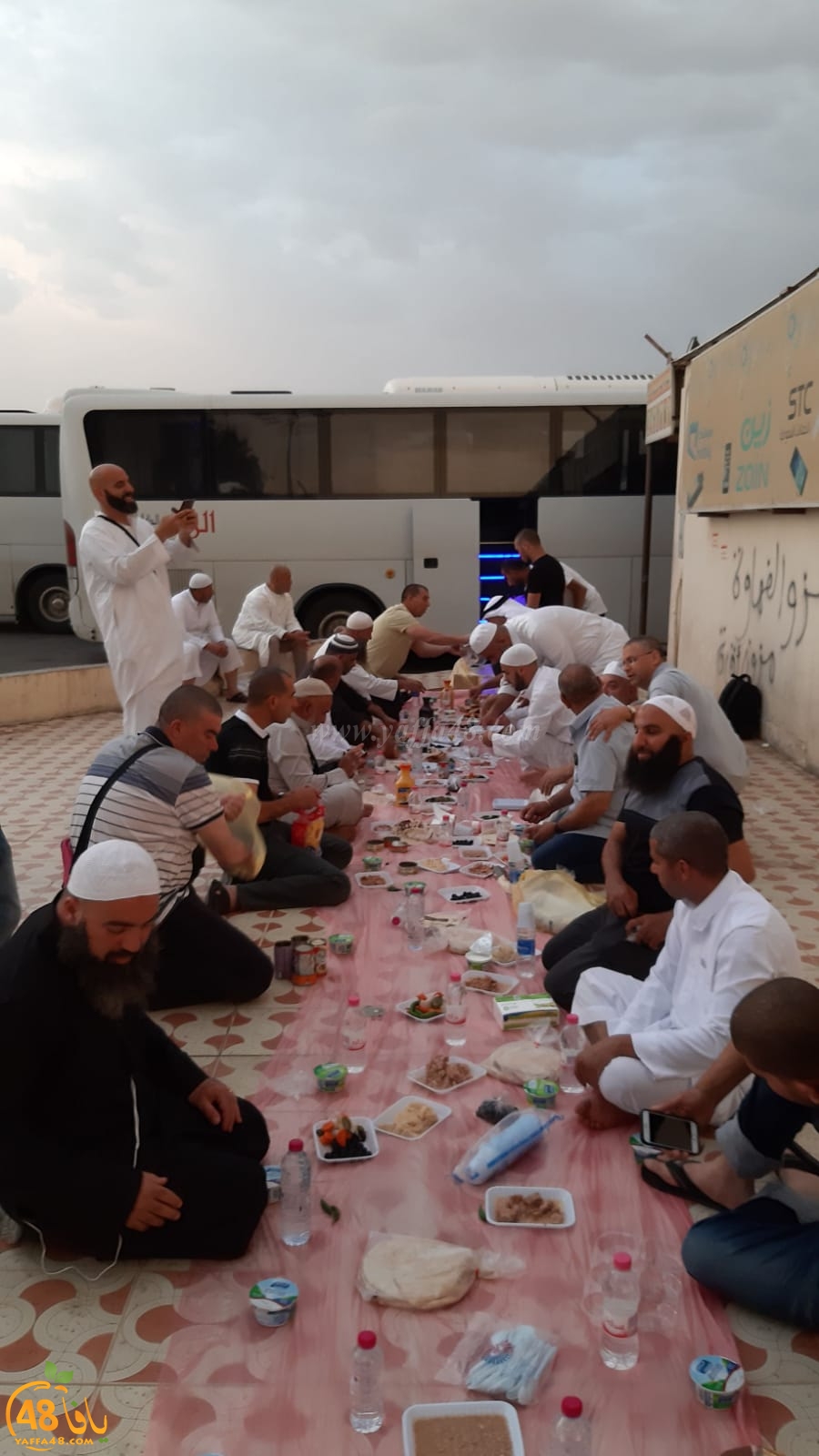  بالصور: معتمرو اللد والرملة ينظمون افطاراً جماعياً في طريق عودتهم للبلاد