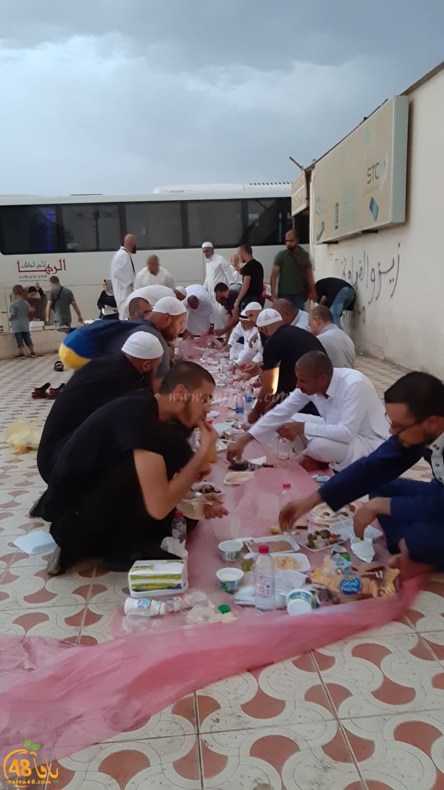  بالصور: معتمرو اللد والرملة ينظمون افطاراً جماعياً في طريق عودتهم للبلاد