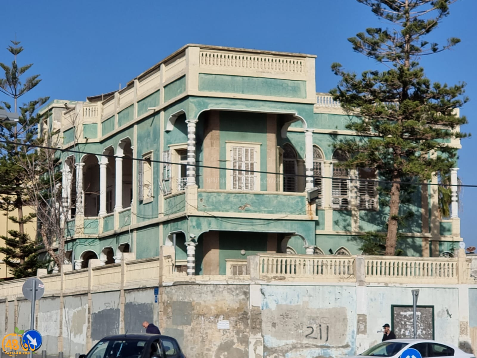  البدء بعملية إخلاء البيت الأخضر وسط مدينة يافا 