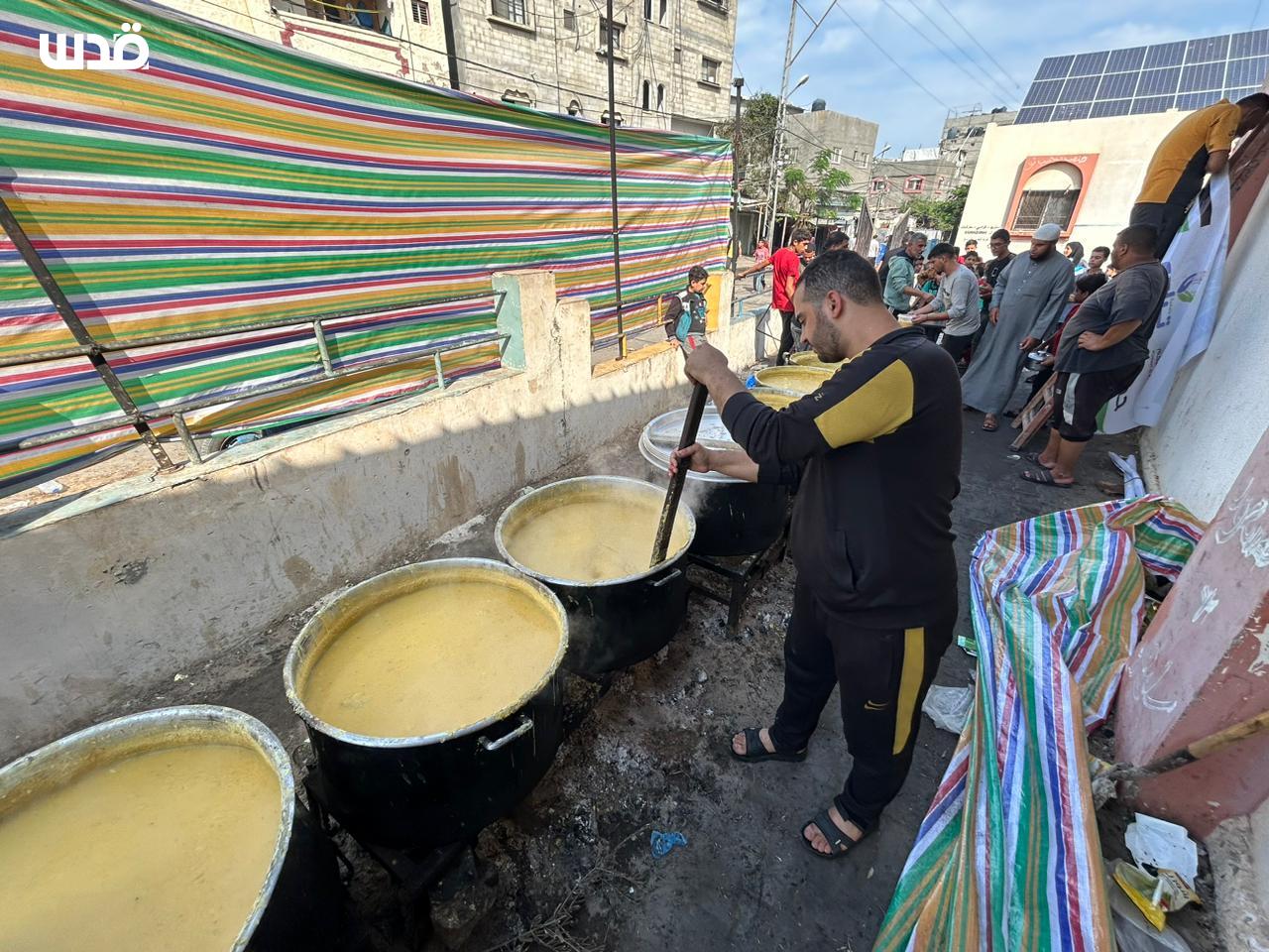 غزة تتحول لمدينة نازحين مع فقدان الوقود والعودة إلى تحضير الطعام بالحطب