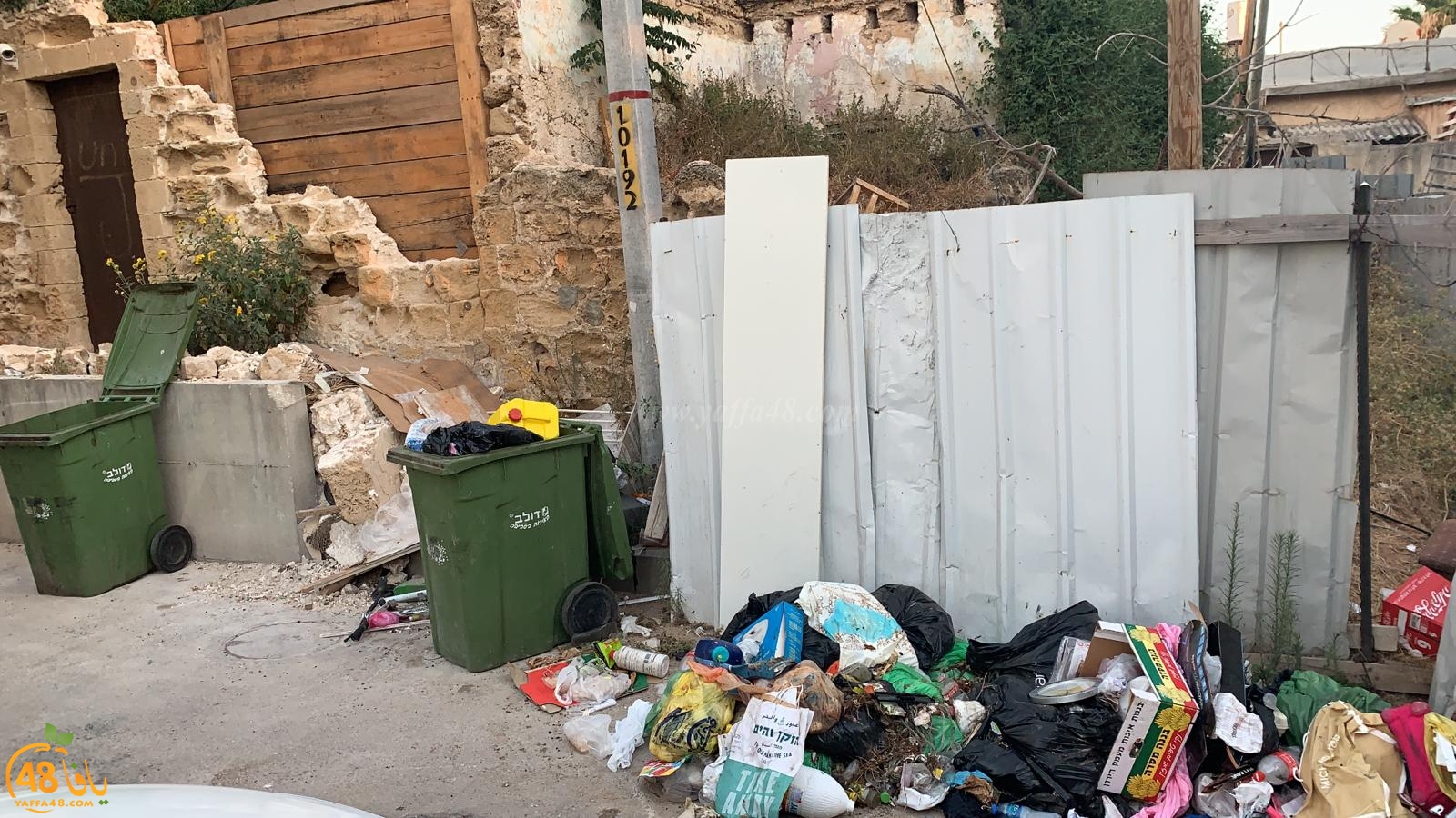 سكان في يافا يتذمرّون من إهمال البلدية في صيانة مرافق حيّهم 