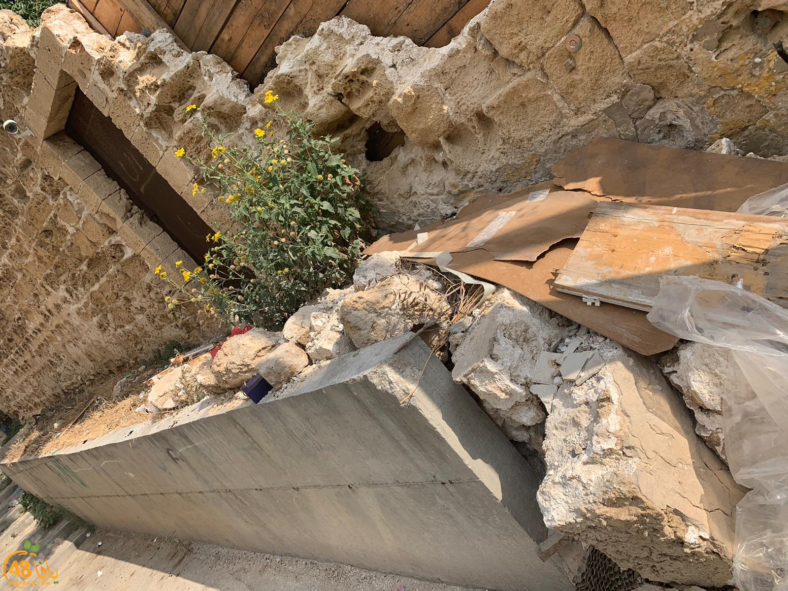 سكان في يافا يتذمرّون من إهمال البلدية في صيانة مرافق حيّهم 
