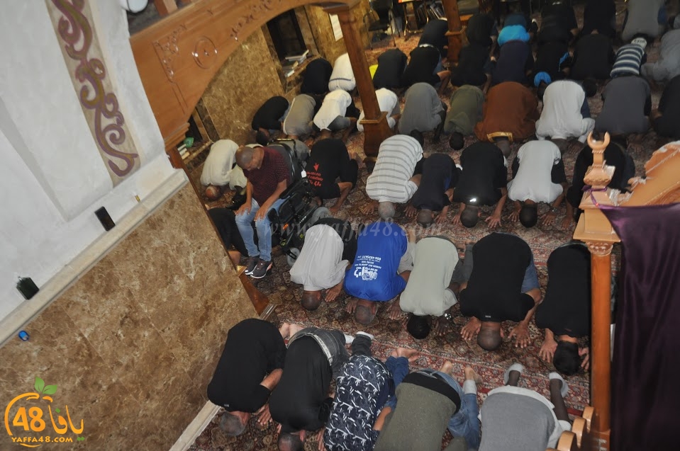   بالفيديو والصور: شعائر صلاتي العشاء والتراويح في مسجد المحمودية بيافا