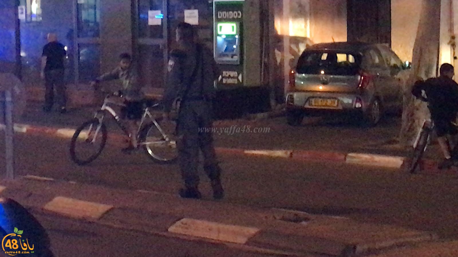  فيديو: إغلاق شارع ييفت بعد إلقاء زجاجة حارقة تجاه دورية للشرطة 