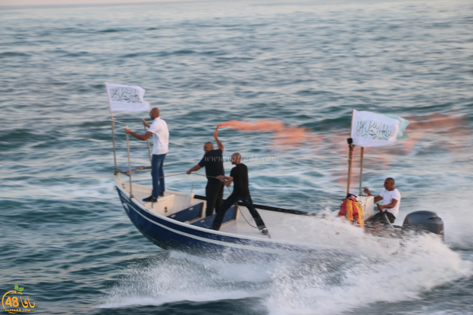  صور: صيادو مدينة يافا ينظمون استعراضاً بالقوارب مقابل متنزه العجمي أثناء صلاة العيد 