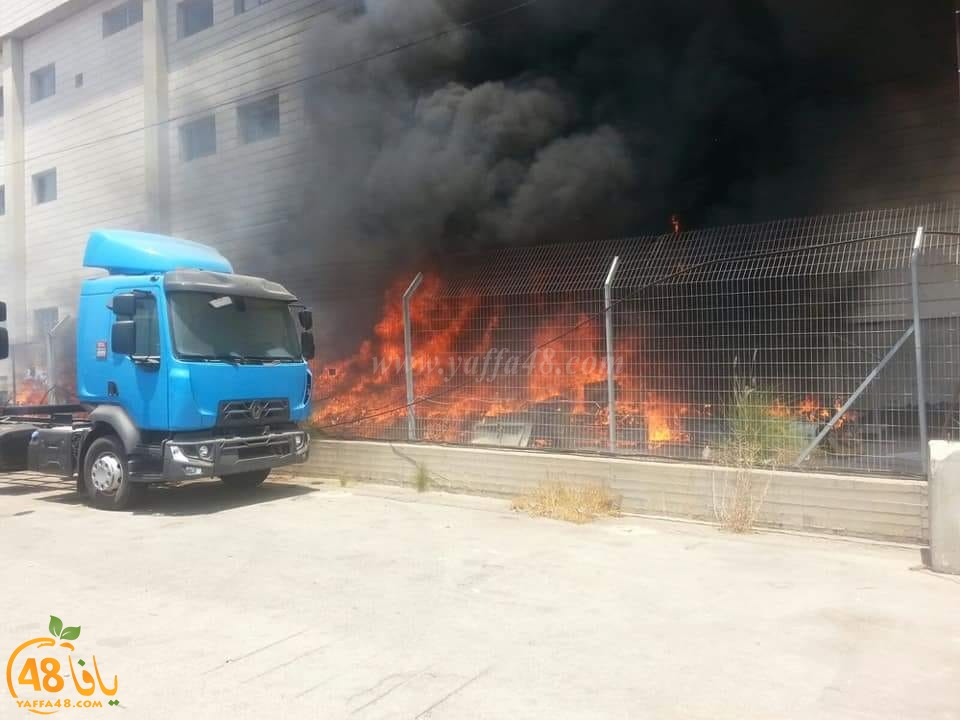 فيديو: اندلاع حريق داخل مصنع في المنطقة الصناعية باللد 
