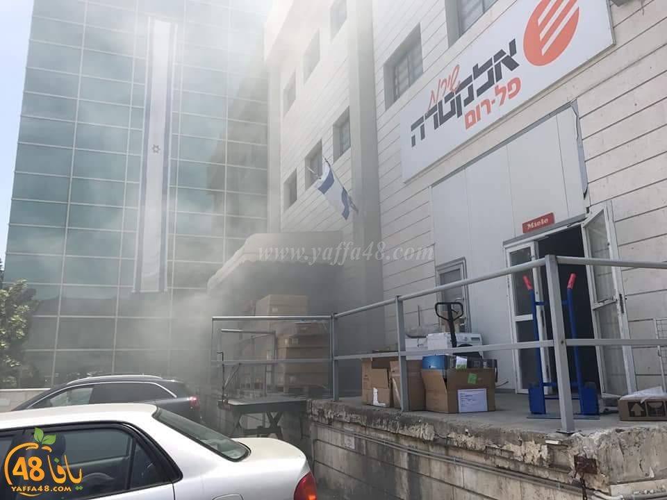 فيديو: اندلاع حريق داخل مصنع في المنطقة الصناعية باللد 