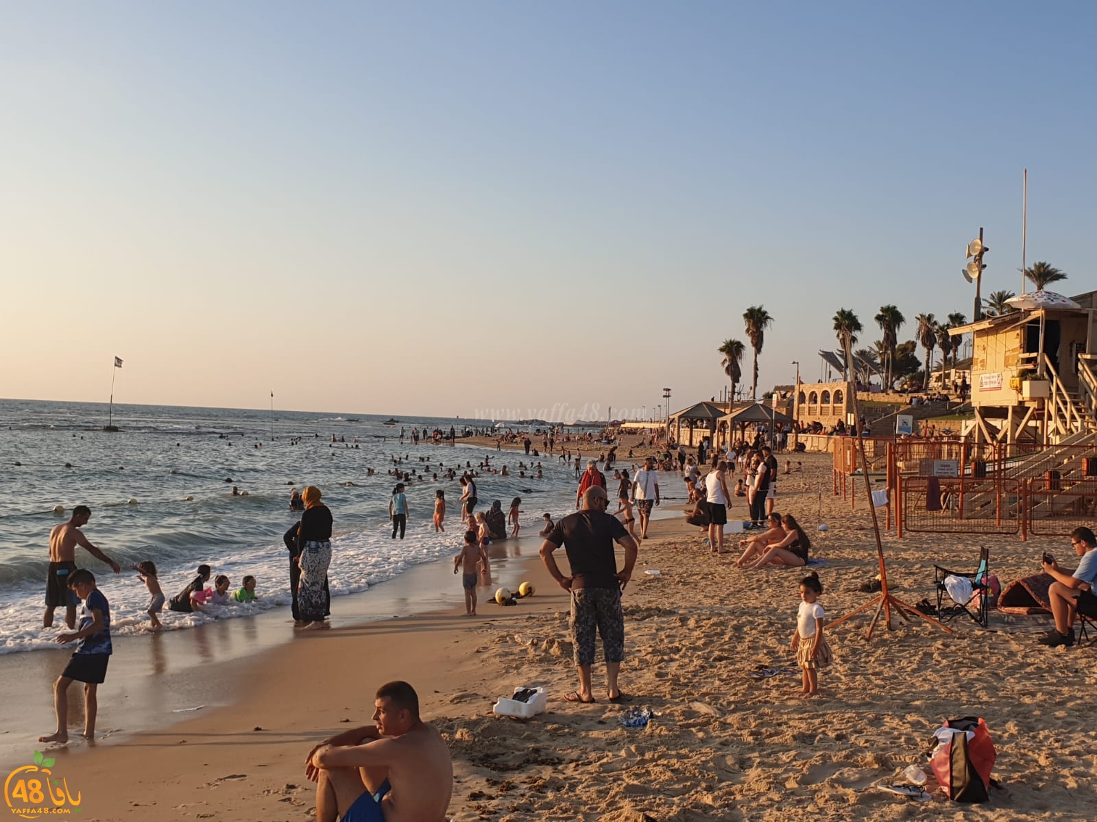  اكتظاظ كبير تشهده شواطئ مدينة يافا ودعوات للالتزام بتعليمات السلامة