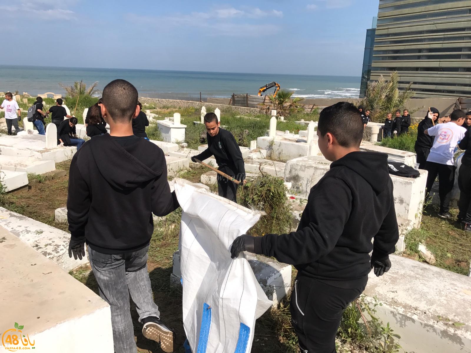  بالفيديو: طلاب مدرسة يافا المستقبل يشاركون بتنظيف مقبرة الكازاخانة خلال يوم الأعمال الخيرية