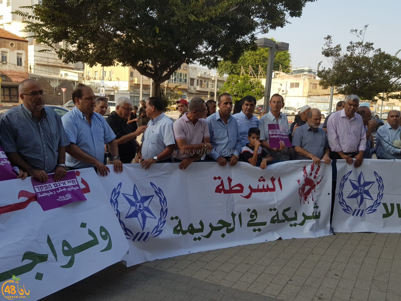  صور: مشاركة ضعيفة بتظاهرة احتجاجية ضد تقاعس الشرطة في مدينة يافا 