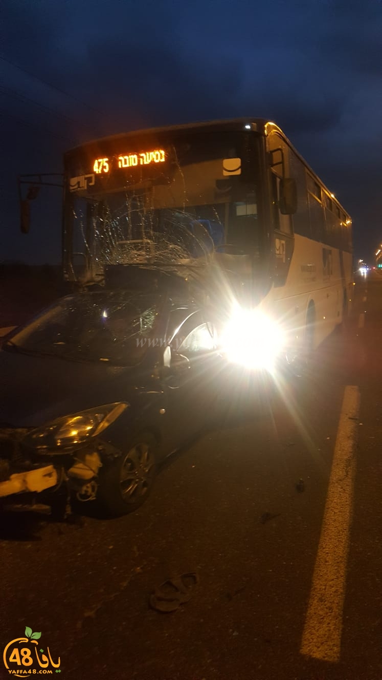  بالصور: حادث طرق بين حافلة ومركبة في اللد دون وقوع اصابات 