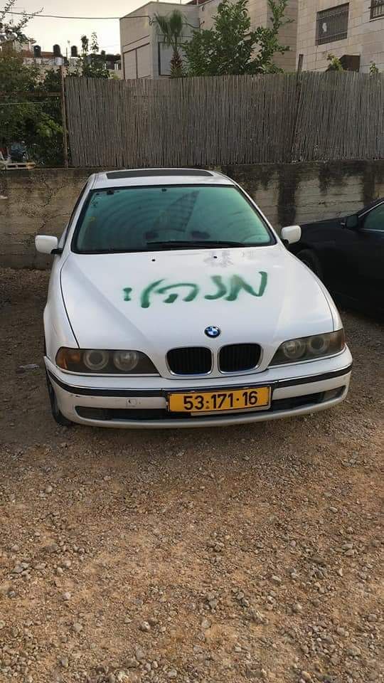 صور: الاعتداء على مركبات وخط شعارات عنصرية في شعفاط