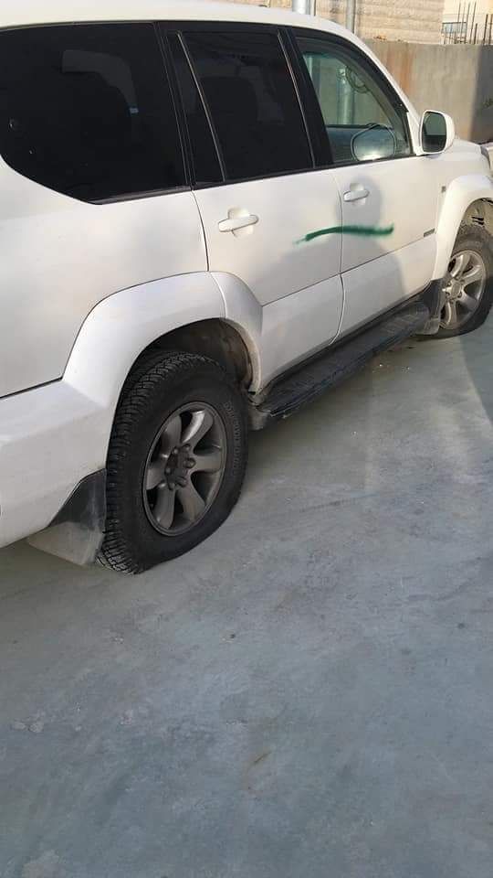 صور: الاعتداء على مركبات وخط شعارات عنصرية في شعفاط