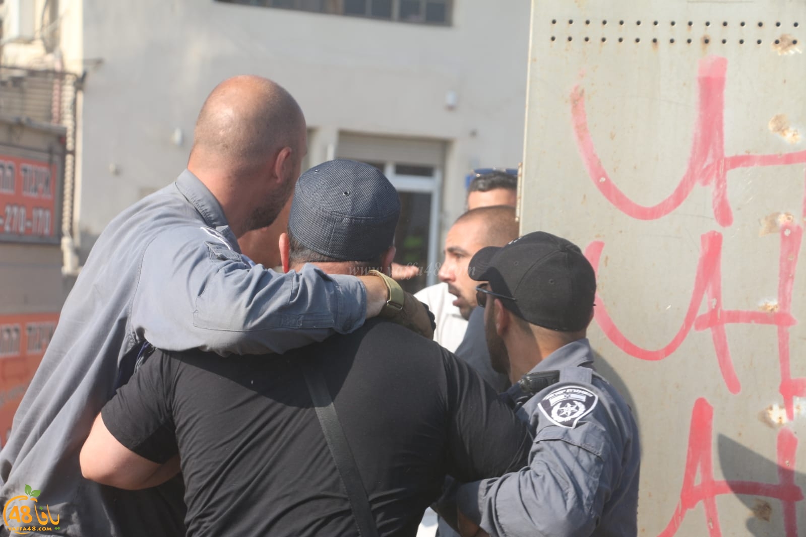 فيديو: تجريف القبور في مقبرة الاسعاف بيافا واعتقال الشيخ محمد عايش وثلاثة قاصرين