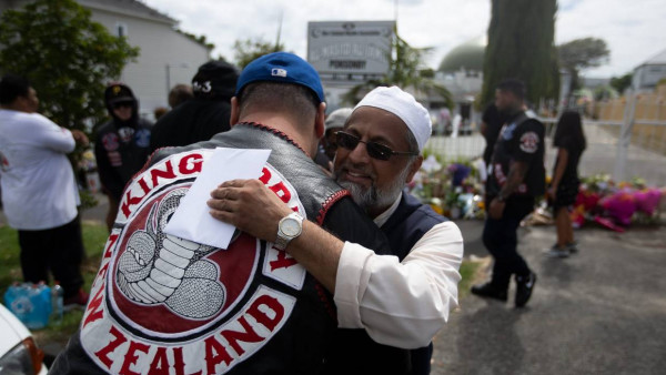 المجرمون يتعاطفون مع المسلمين.. عصابة تتعهد بحراسة المساجد في نيوزيلندا