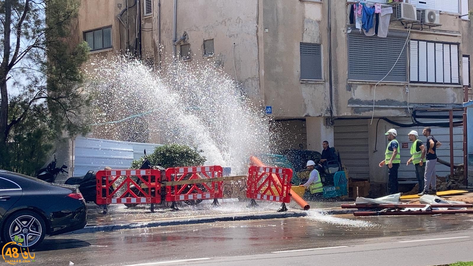 فيديو: انفجار انبوب مياه رئيسي في شارع ييفت بمدينة يافا