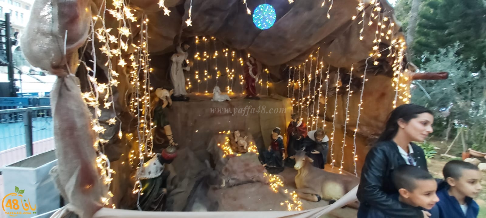  صور: جماهير غفيرة تُشارك في سوق عيد الميلاد المجيد بكنيسة الخضر بيافا