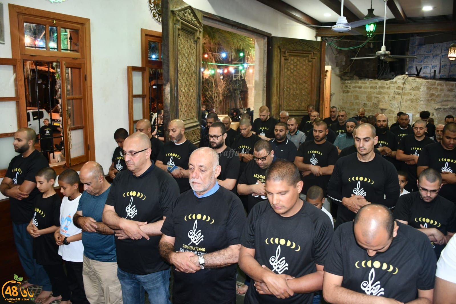 بالصور: توزيع قمصان موحدّة على المصلين في مسجد السكسك بمناسبة رمضان