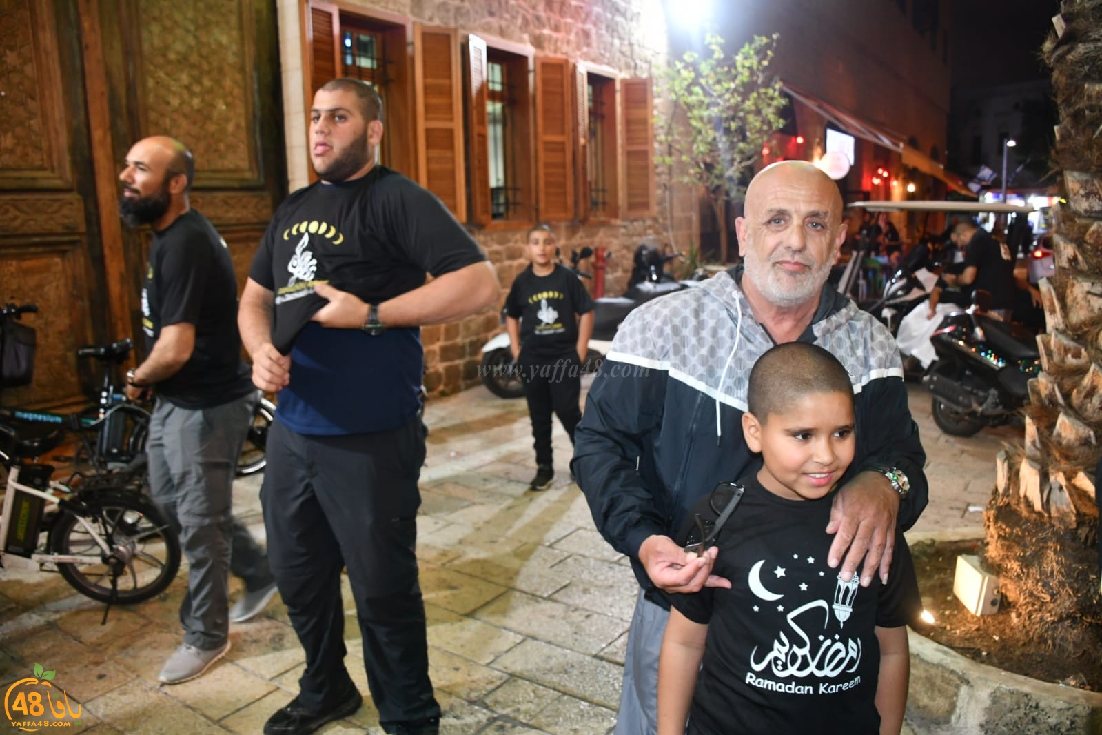 بالصور: توزيع قمصان موحدّة على المصلين في مسجد السكسك بمناسبة رمضان