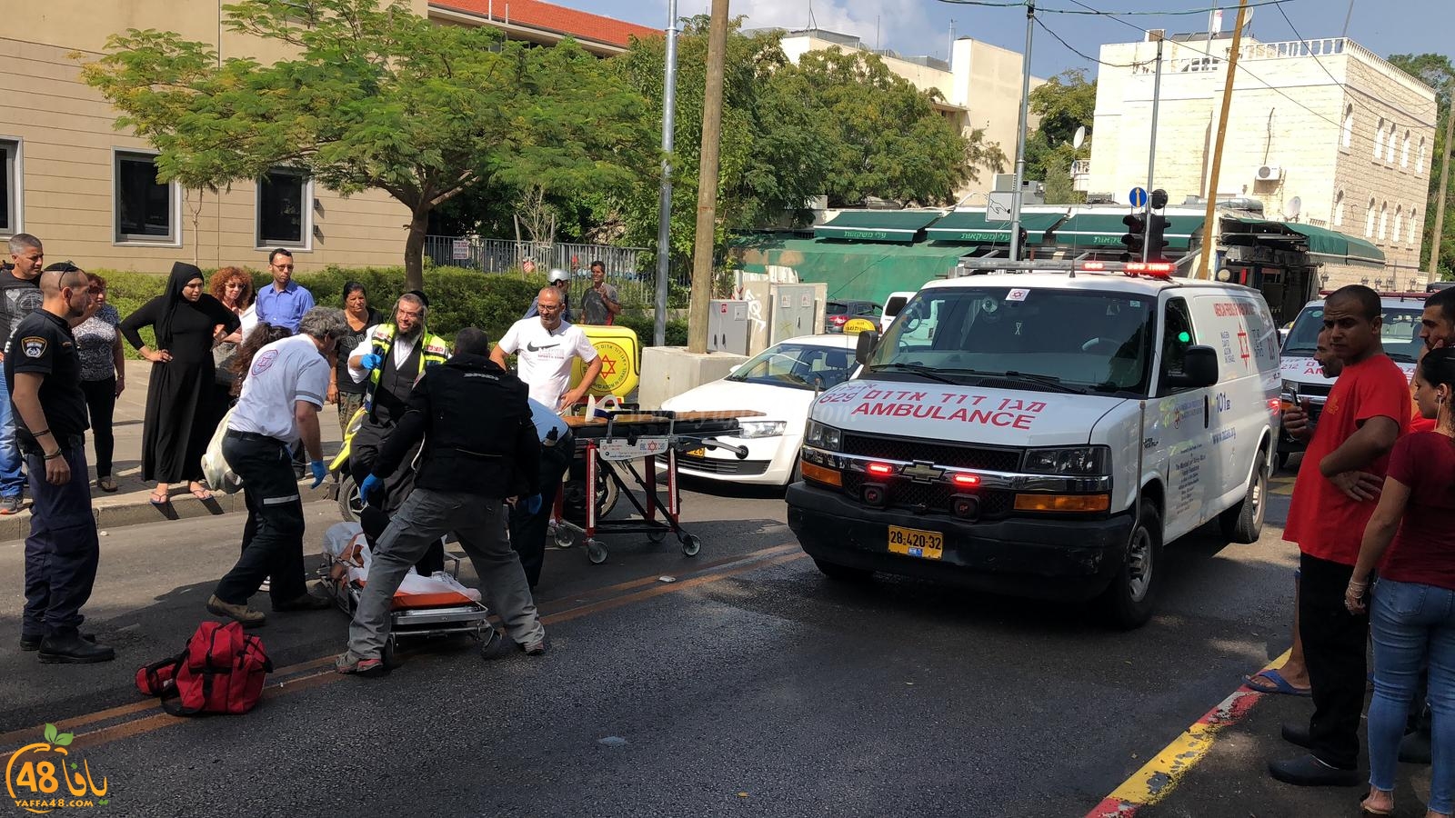 فيديو: إصابة متوسطة لسيدة وراكب دراجة بحادث دهس في يافا