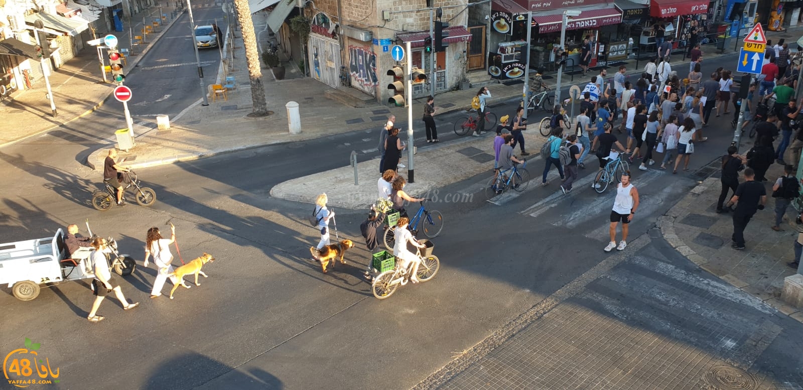 تظاهرة سلمية بمشاركة عرب ويهود في دوار الساعة بيافا 