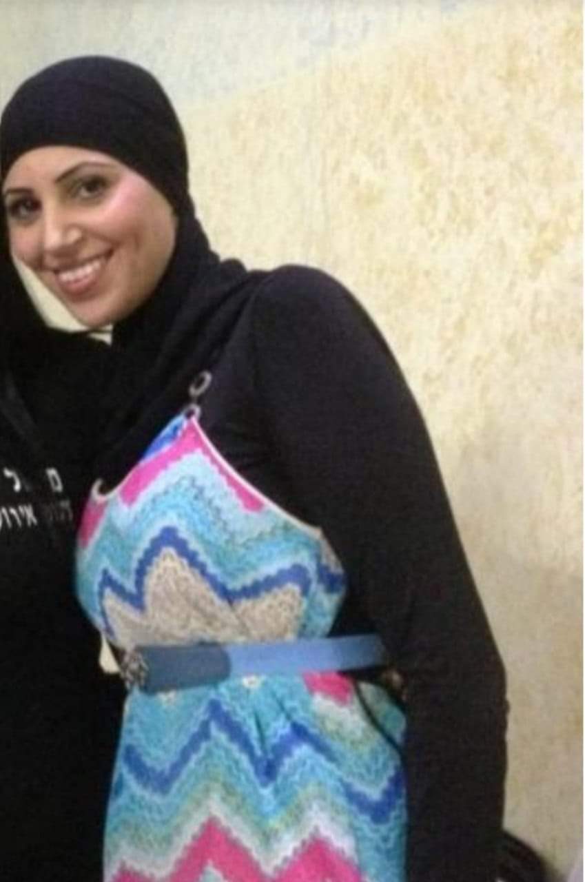 اللد: مصرع المربية رباب أبو صيام اثر تعرضها لاطلاق نار في ساحة منزلها 