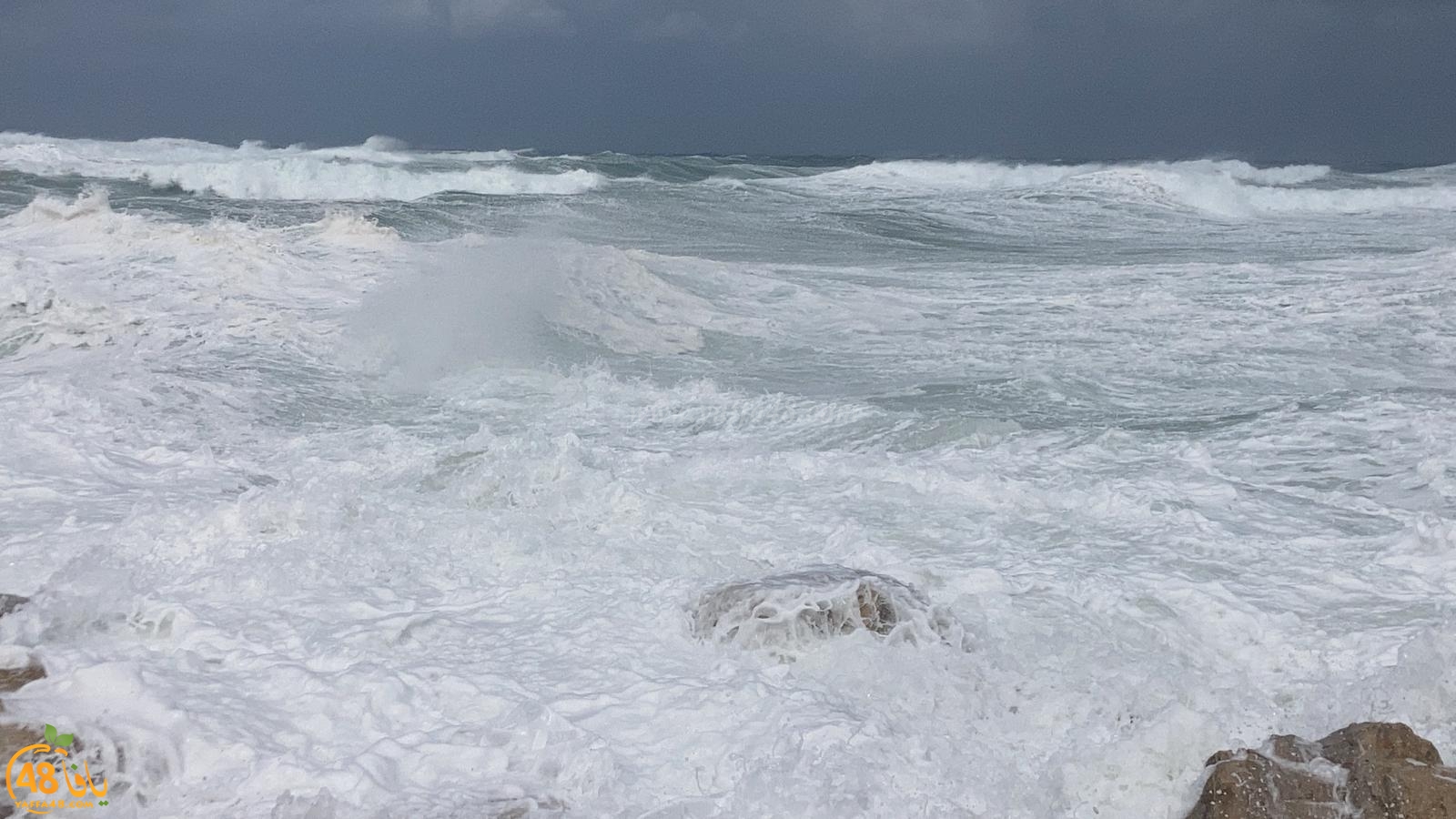   شاهد: بحر يافا الهائج مع استمرار تأثير المنخفض الجوّي 