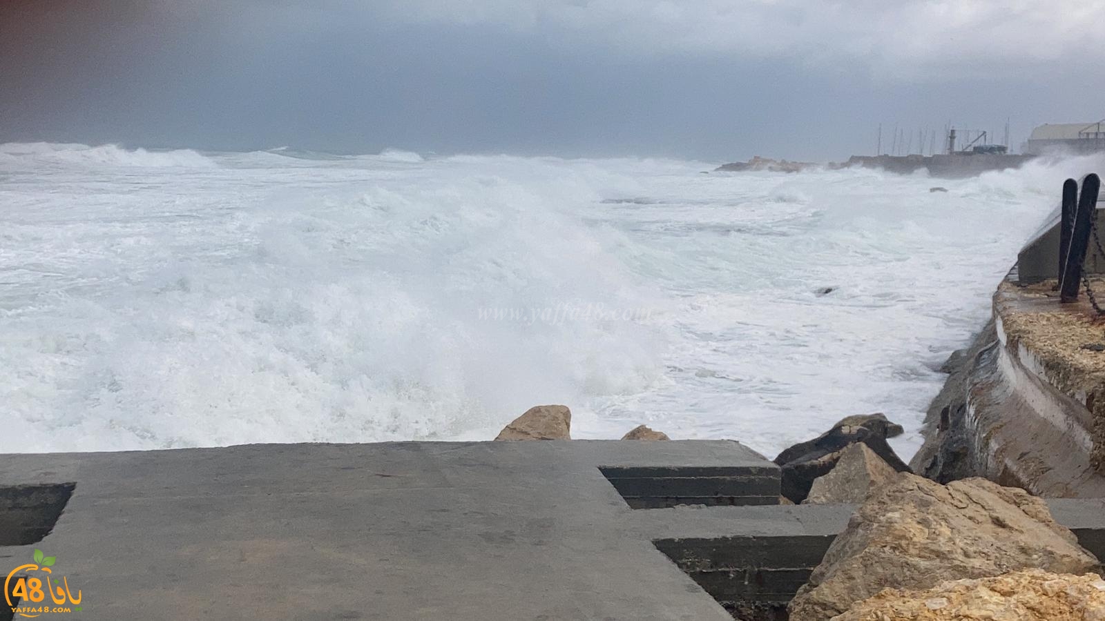   شاهد: بحر يافا الهائج مع استمرار تأثير المنخفض الجوّي 