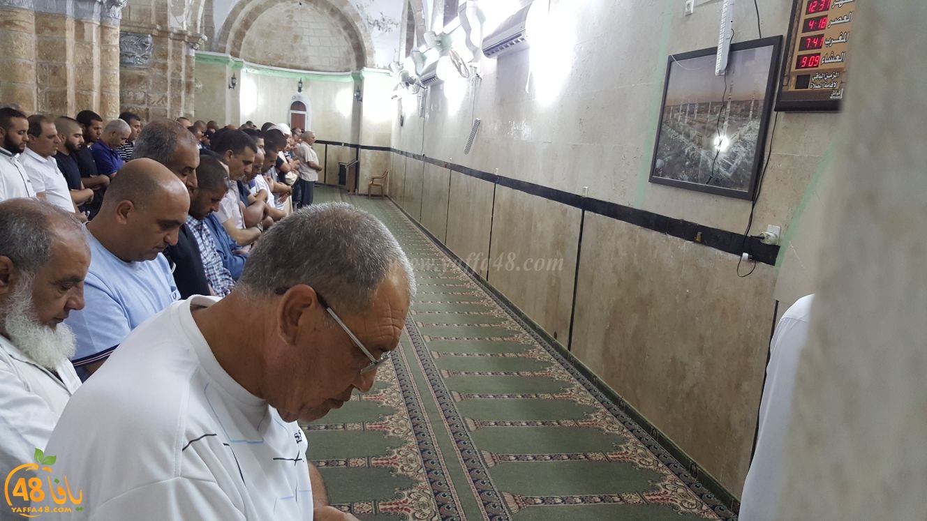  بالفيديو: شعائر صلاتي العشاء والتراويح في المسجد العمري الكبير بالرملة 