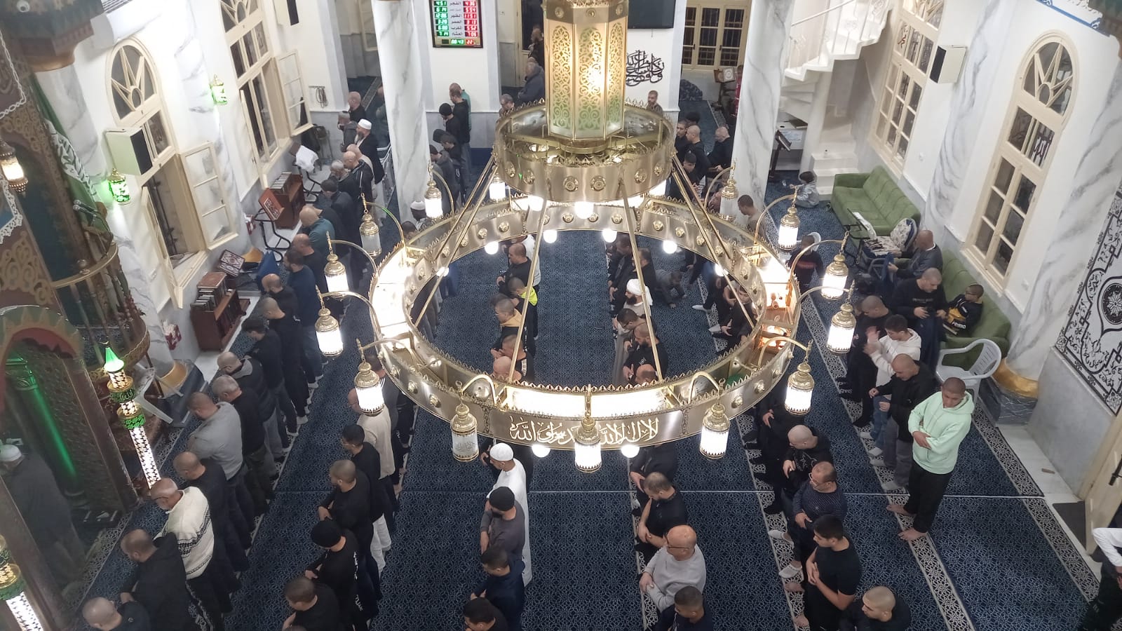  صور: إقامة صلاة التراويح في مسجد النزهة بمدينة يافا.