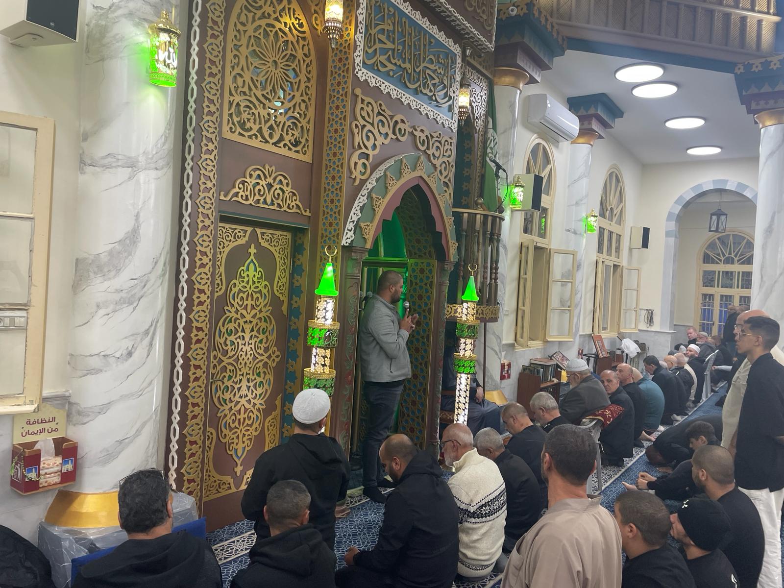  صور: إقامة صلاة التراويح في مسجد النزهة بمدينة يافا.
