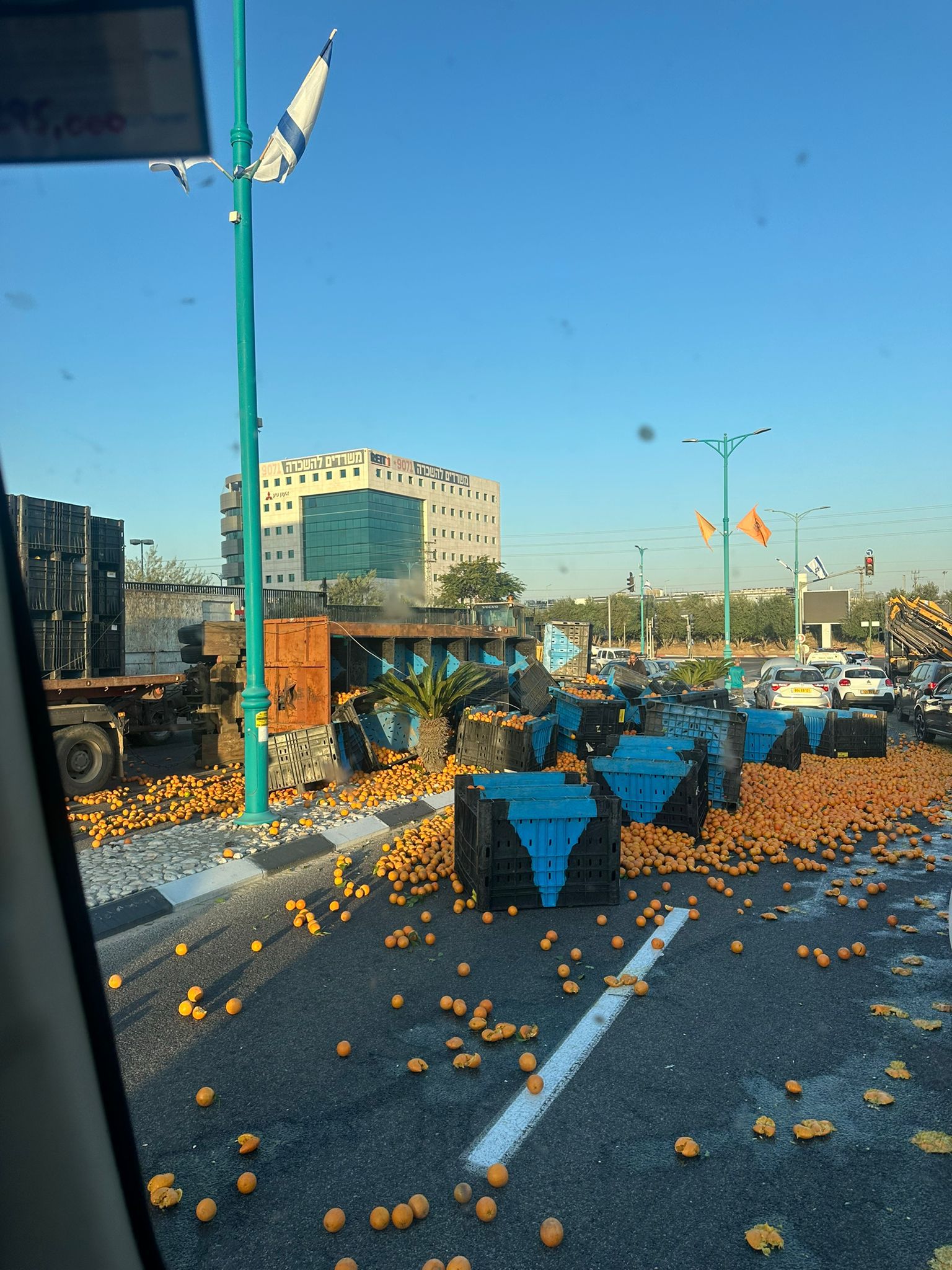  انقلاب شاحنة محملة بالبرتقال قرب اللد دون اصابات 