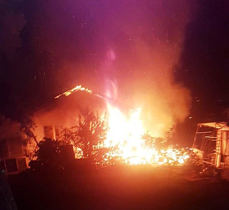 منتصف الليلة - النيران تلتهم 3 بيوت في مركز البلاد 