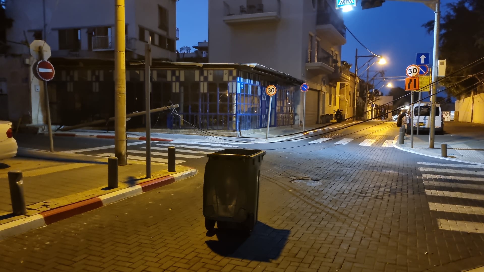 فجر الجمعة: شاحنة تصطدم بعامودي كهرباء وهاتف في شارع كيديم والجمهور مطالب بتوخي الحذر