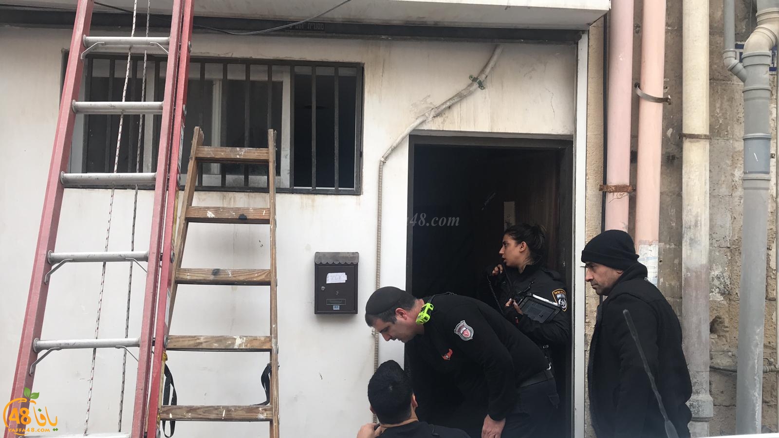  فيديو: طواقم الانقاذ تقتحم شقة بيافا بعد محاولة سيدة الانتحار