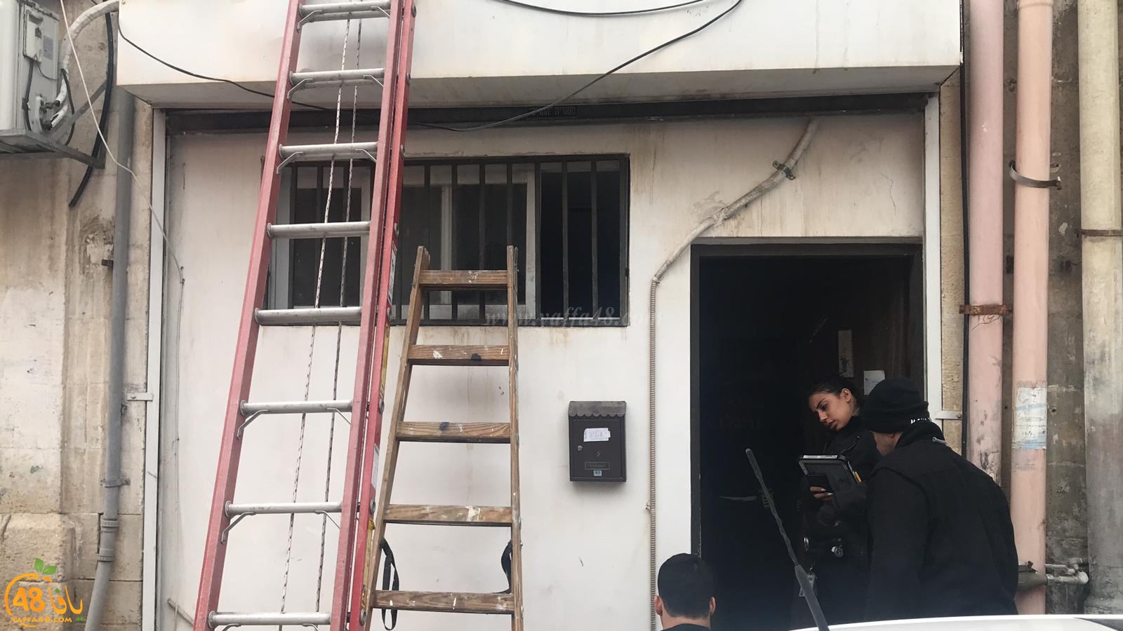  فيديو: طواقم الانقاذ تقتحم شقة بيافا بعد محاولة سيدة الانتحار