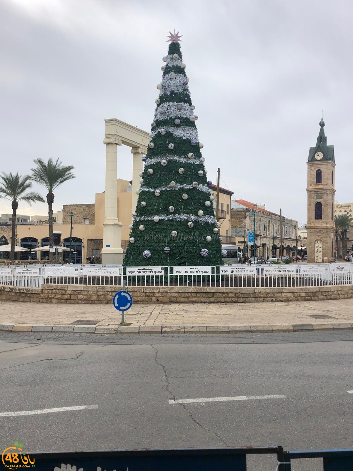  صور: استعدادات لاضاءة شجرة عيد الميلاد في مدينة يافا الأحد المقبل