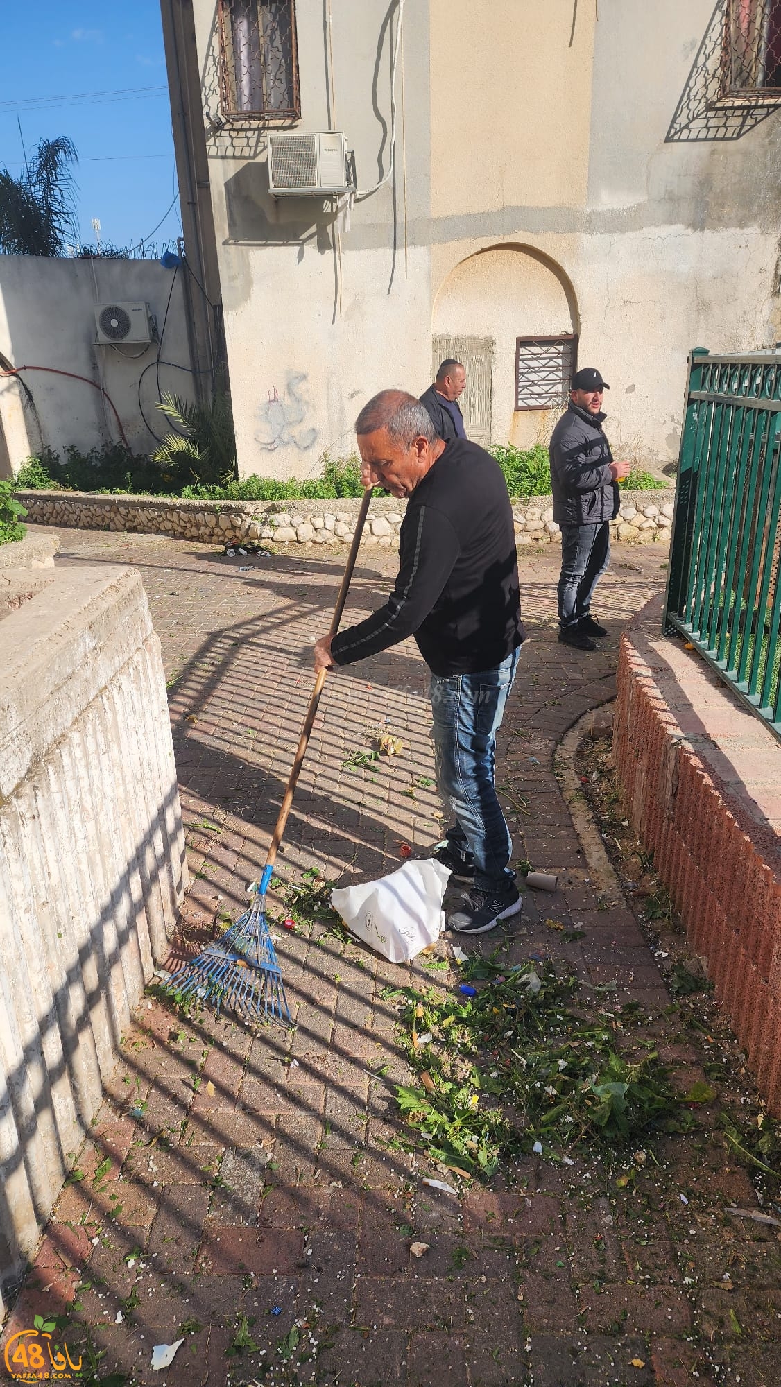 بلدية اللد تباشر بتنظيف حي الواحة الخضراء استجابة للسكان