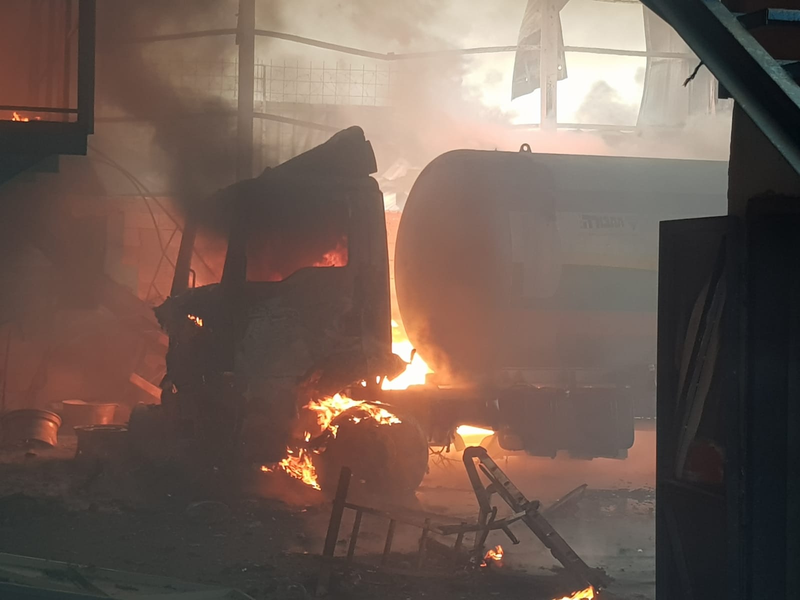 فيديو: 3 اصابات بينها خطرة جراء انفجار وقع بمصنع في طمرة