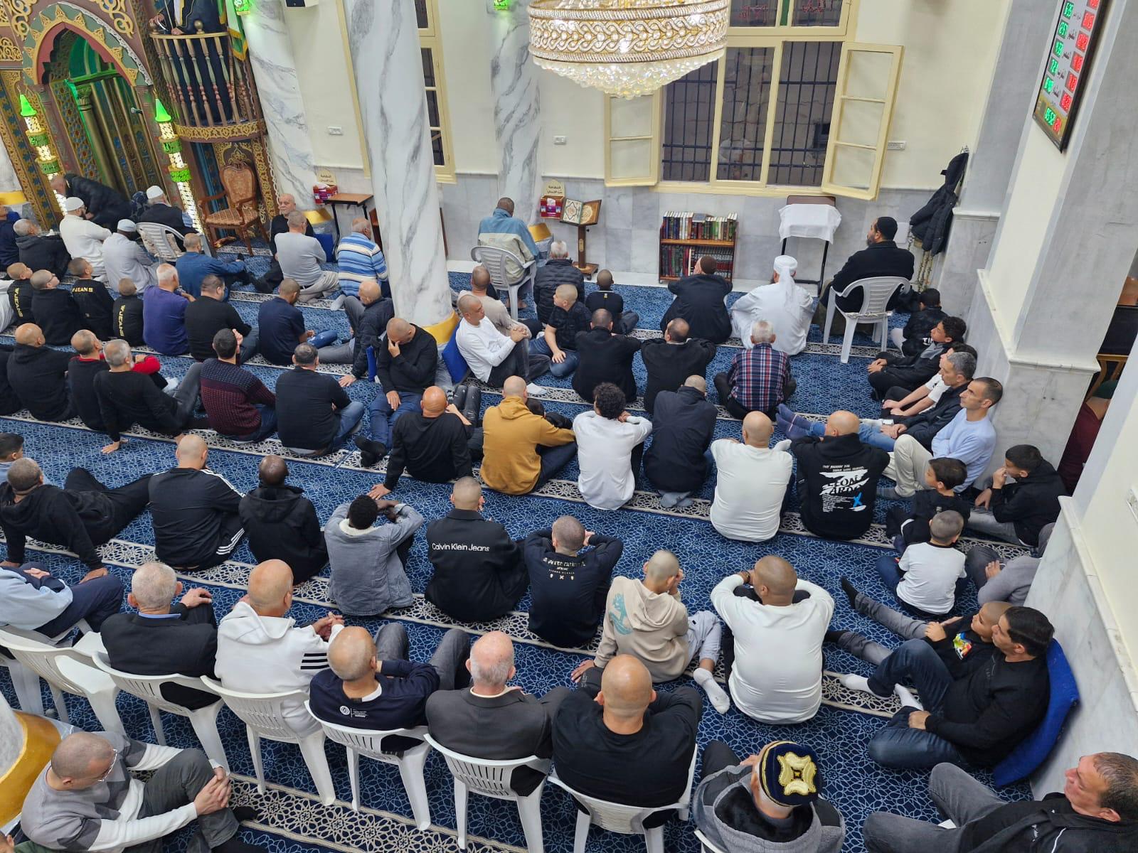 بالصور: صلاة وخطبة عيد الفطر في مسجد النزهة بمدينة يافا 
